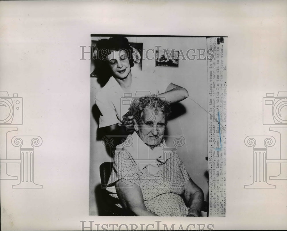 1952 Press Photo S.J. Smith 84 Year Old Gets Haircut At Lora Lee Beauty Shop- Historic Images