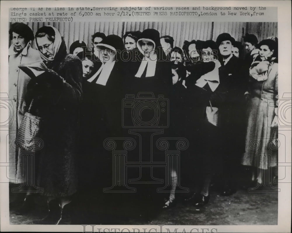 1952 Press Photo English subjects pay respects to late King George VI
