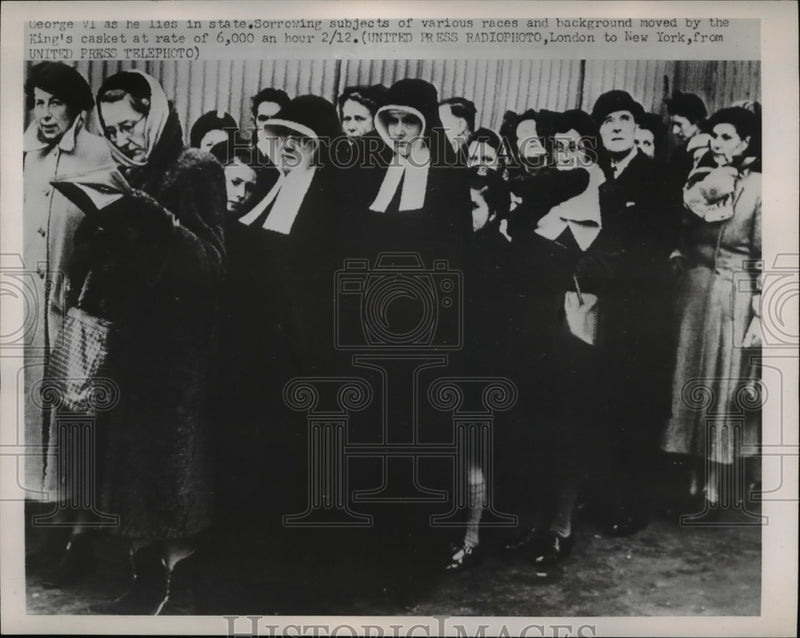 Load image into Gallery viewer, 1952 Press Photo English subjects pay respects to late King George VI
