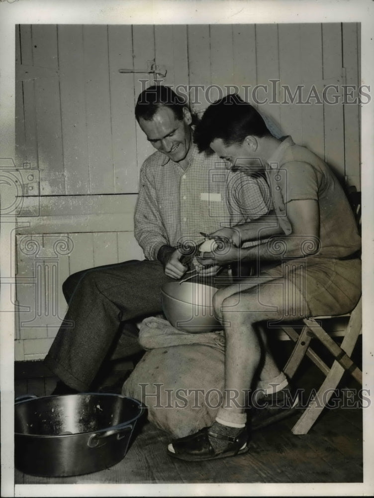 Load image into Gallery viewer, 1941 Press Photo Roger Drury and W.F. Brinton War Objectors Prepare Army Food
