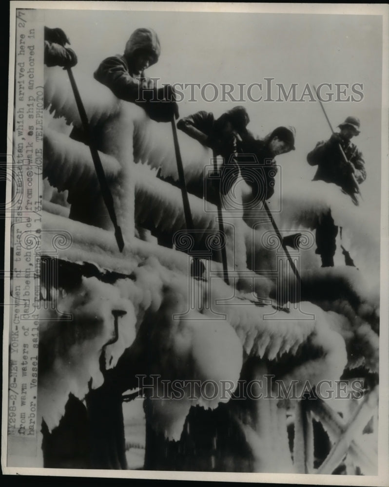 1948 Press Photo Crewmen of tanker Esso Manhattan chipping ice from catwalk
