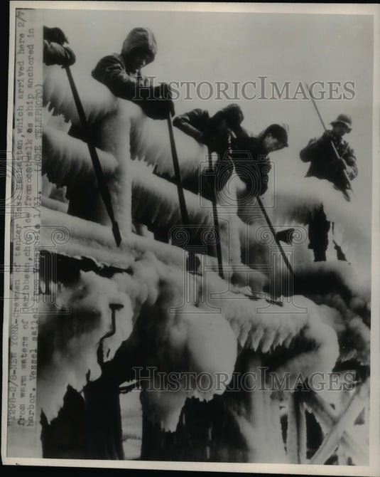 1948 Press Photo Crewmen of tanker Esso Manhattan chipping ice from catwalk
