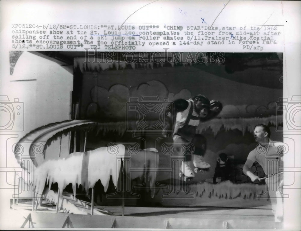 1962 Press Photo Duke, chimpanzee, and his trainer Mike Kostial at St. Louis Zoo