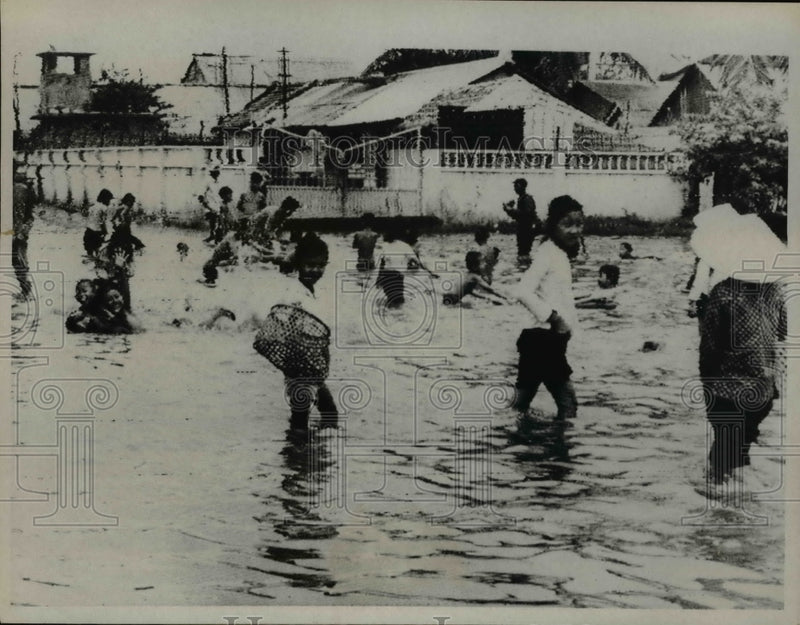 Load image into Gallery viewer, 1966 Press Photo Saigon Children romp in flooded streets of ChauDoc unaware of
