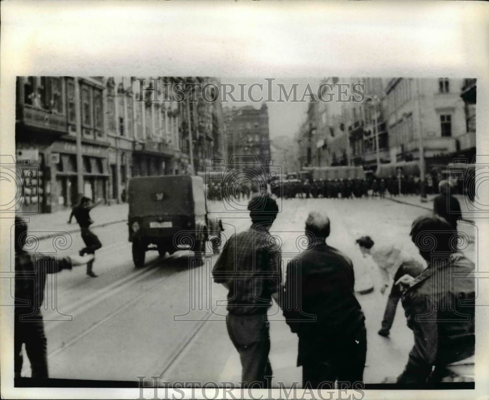 1969 Press Photo Prague Demonstrators stone a police car as it races into
