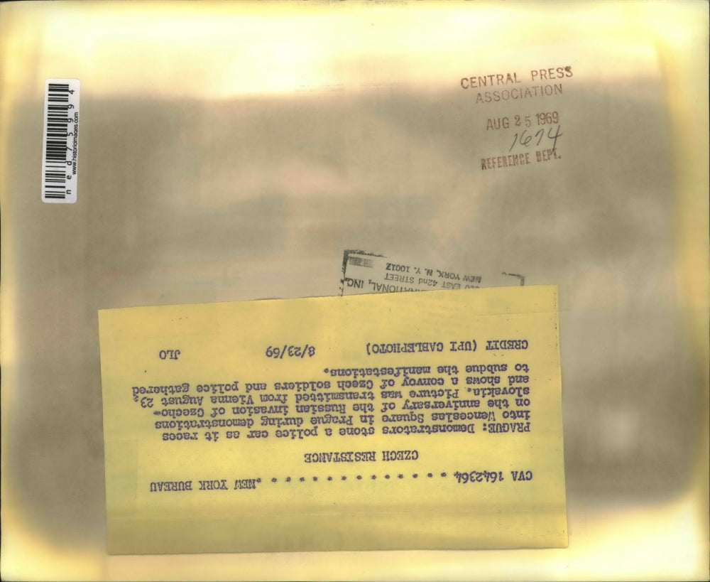 1969 Press Photo Prague Demonstrators stone a police car as it races into