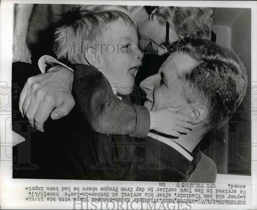 1967 Press Photo Czech Prisoner Vladamir Kazan-Komarek & Son Donald, New York