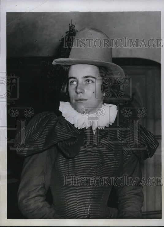 1933 Press Photo Margaret Halstead of Goshen as one of the call boys in a play