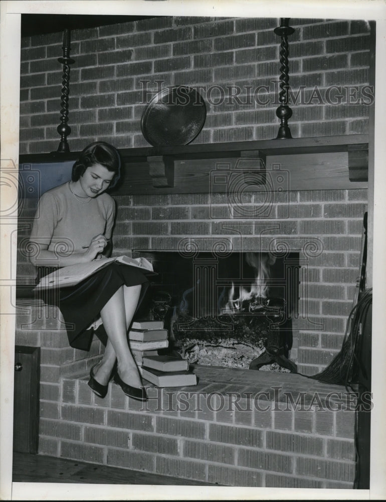 Load image into Gallery viewer, 1952 Press Photo Leah Feland
