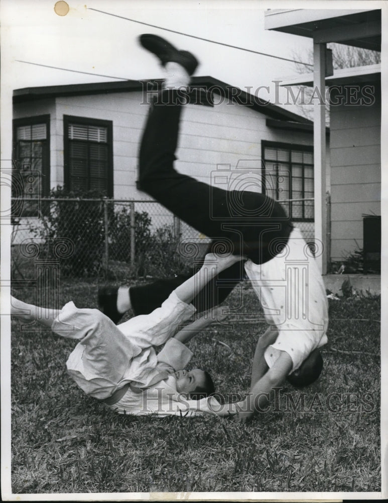 1962 Press Photo Eddie with his father practice judo at their lawn- Historic Images