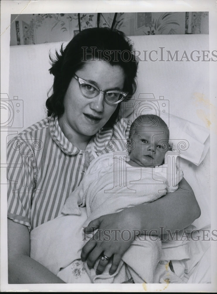 1964 Press Photo Mrs David Flight with Son Douglas