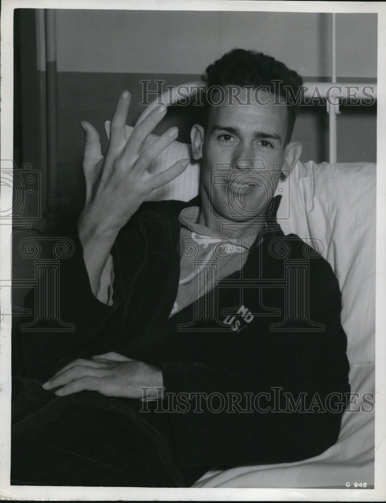 1943 Press Photo Pvt Roy M Smith wounded in battle at New Guniea