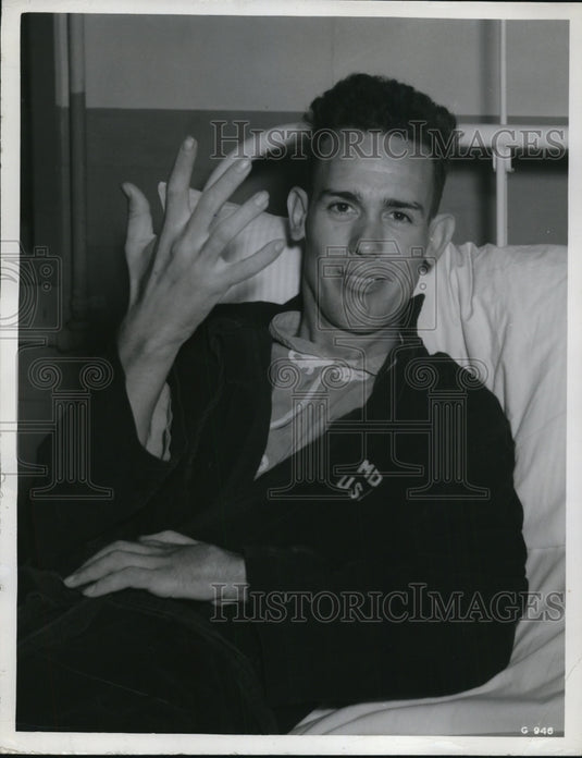 1943 Press Photo Pvt Roy M Smith wounded in battle at New Guniea
