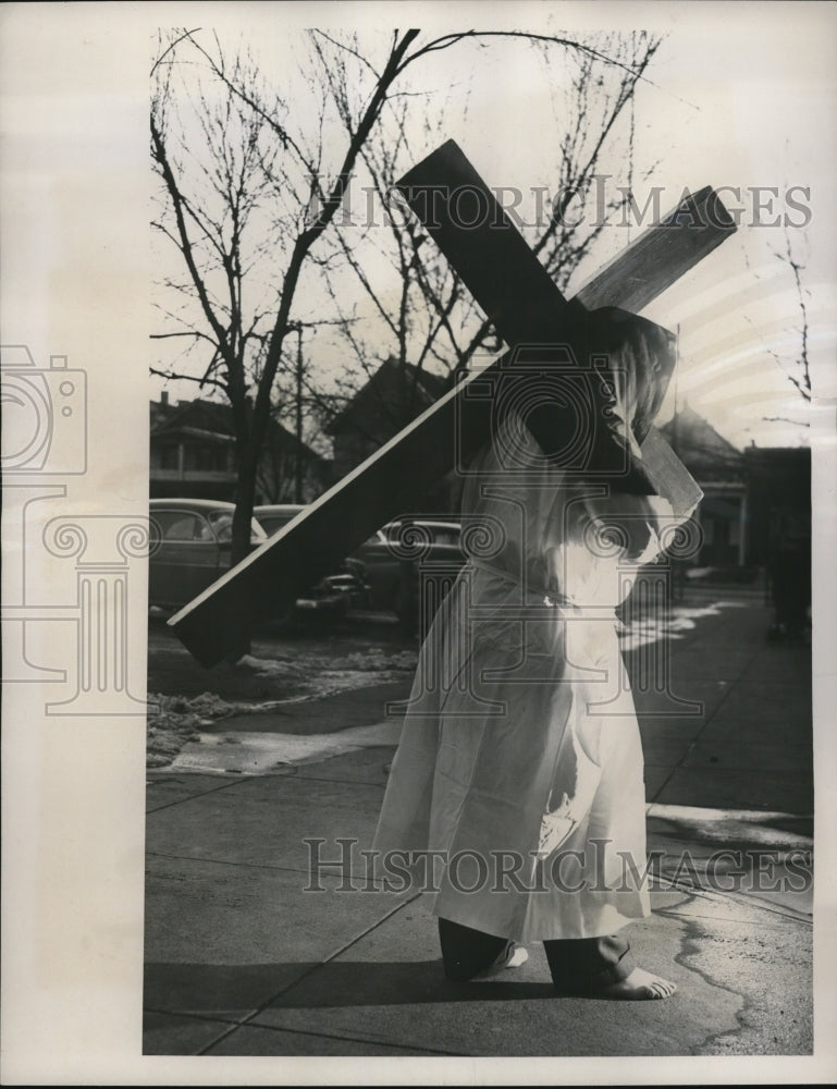Load image into Gallery viewer, 1951 Press Photo Man with wooden cross at Southwest Side streets on Good Friday

