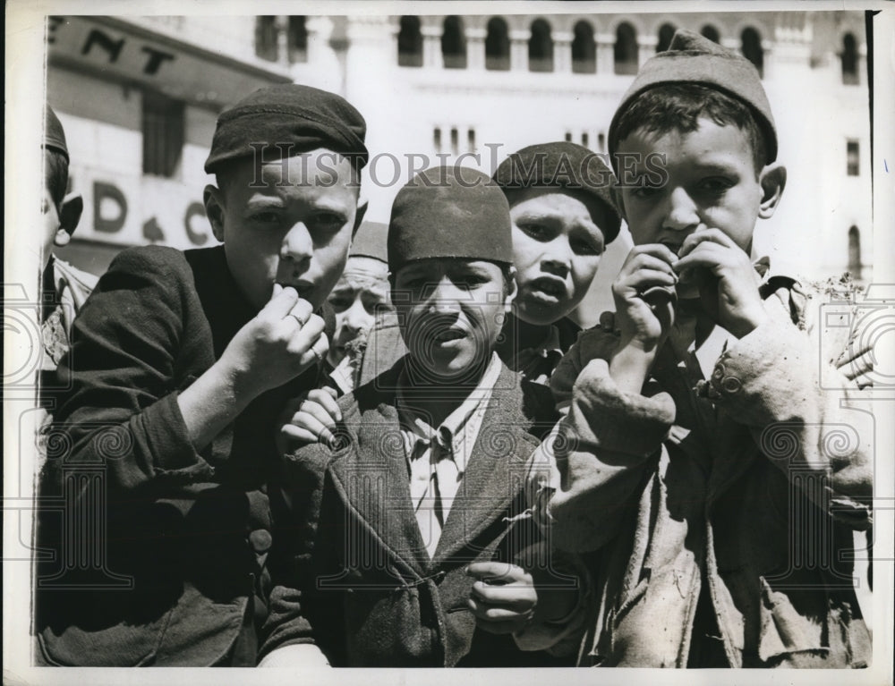 1943 Press Photo Schoolboys in Algiers register- Historic Images