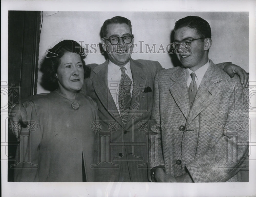 1954 Press Photo Boston Mass George O'Brien with wife & son Jr acquited of rob