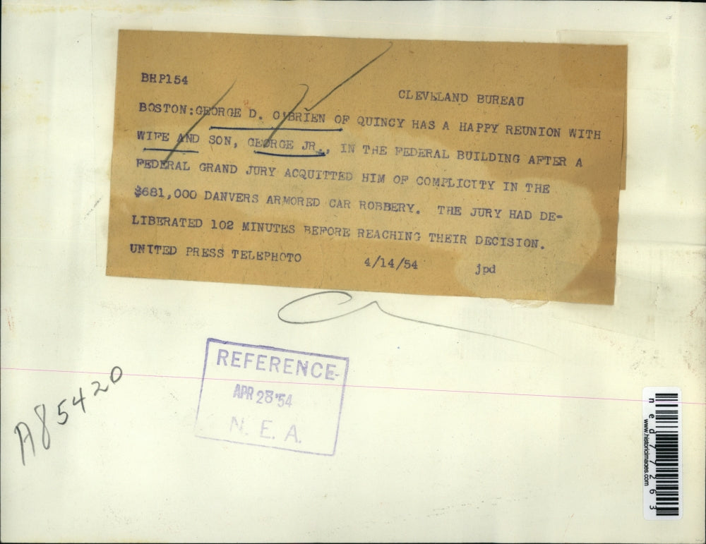 1954 Press Photo Boston Mass George O'Brien with wife & son Jr acquited of rob