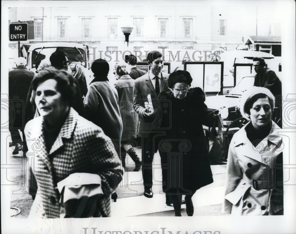 1969 Press Photo Great Britain's Prince Charles Strolls Unrecognized
