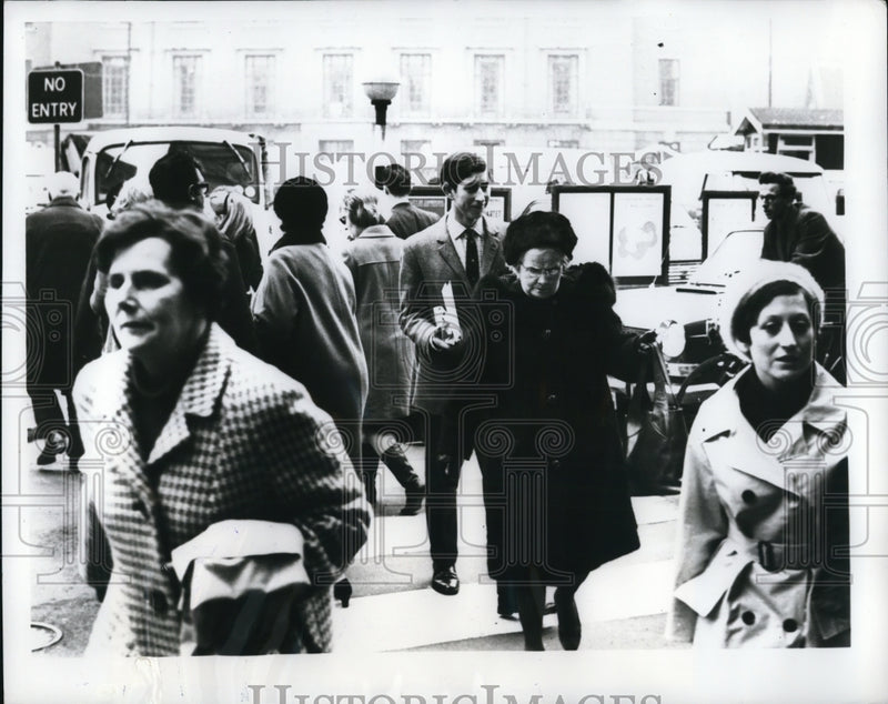 Load image into Gallery viewer, 1969 Press Photo Great Britain's Prince Charles Strolls Unrecognized
