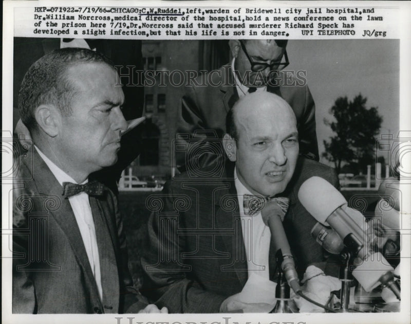 Load image into Gallery viewer, 1966 Press Photo Chicago CW Ruddel warden Bridewell jail &amp; Dr Wm Norcross
