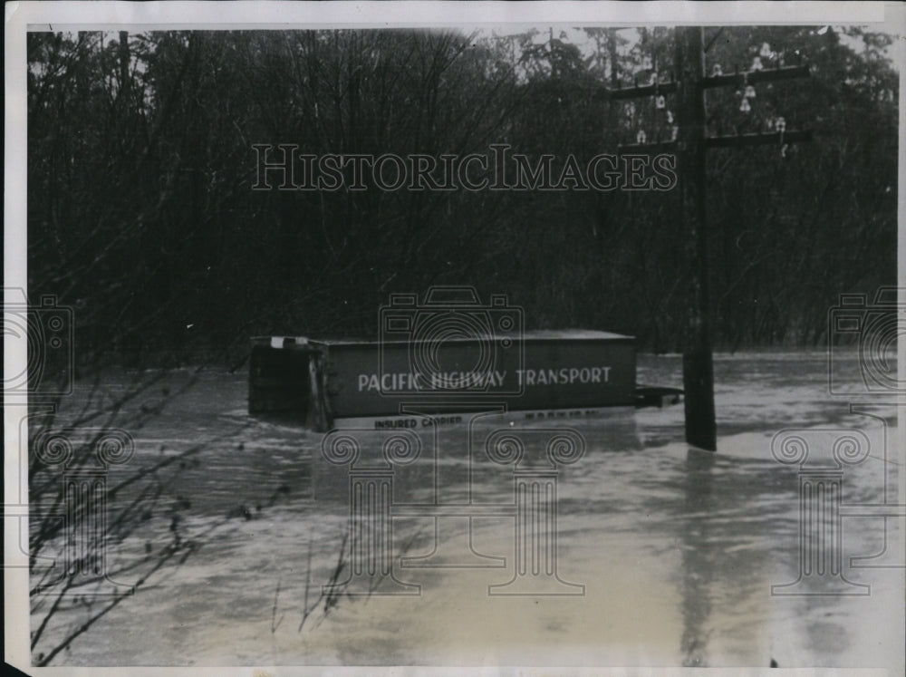 1935 Press Photo A motor transport marooned in 8 feet of water on the highway