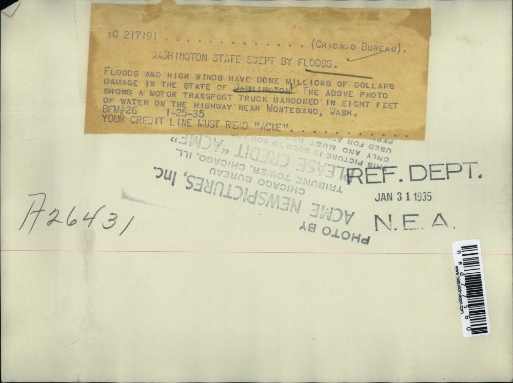 1935 Press Photo A motor transport marooned in 8 feet of water on the highway