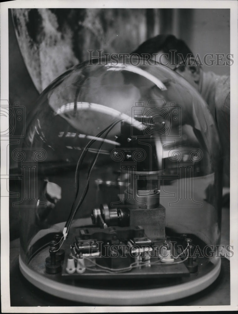 1961 Press Photo Vacuum for Outer Space- Historic Images