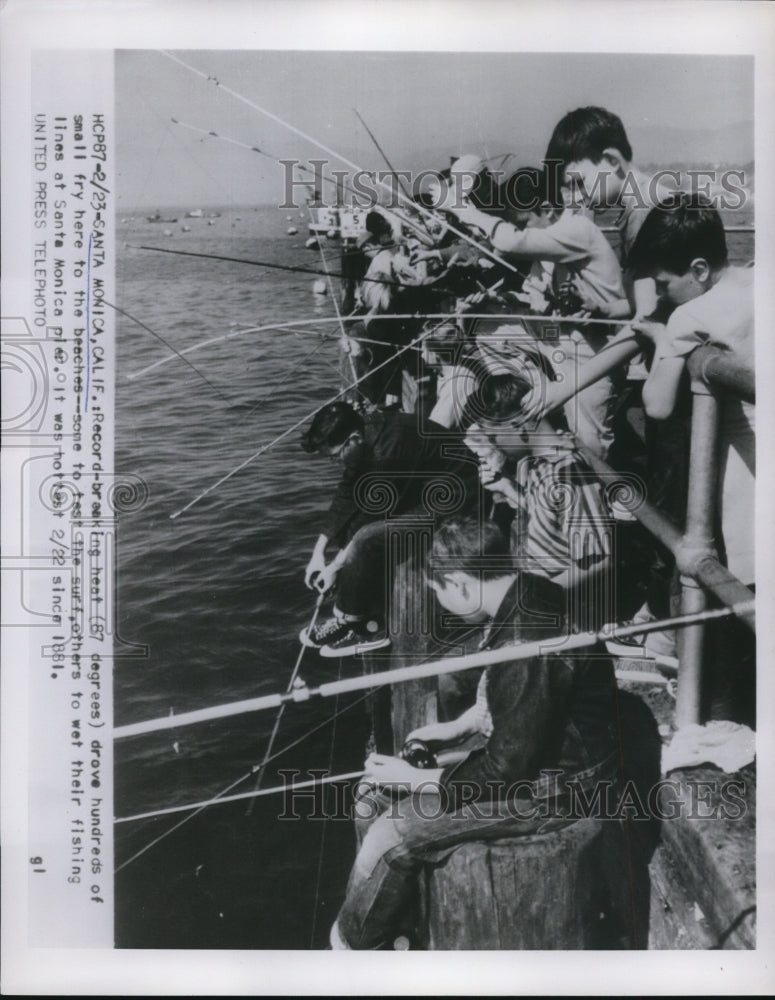 1954 Press Photo The record breaking heat drove the kids to the beaches