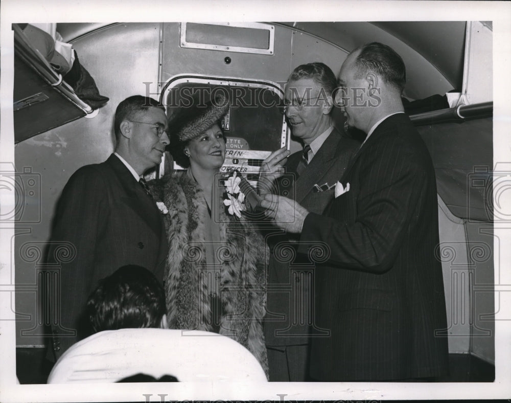 1946 Press Photo Deaf-mutes James P. McArdle & Marguerite Thornton wed on lane