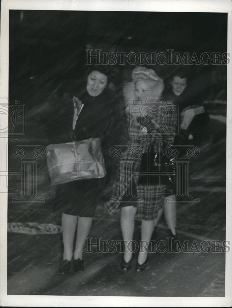 Load image into Gallery viewer, 1942 Press Photo Afternoon Shoppers in Cleveland Experience Blizzard

