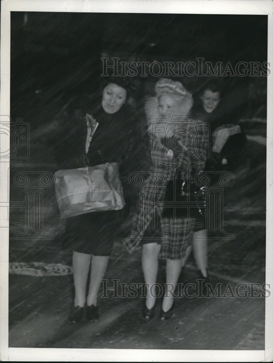 1942 Press Photo Afternoon Shoppers in Cleveland Experience Blizzard