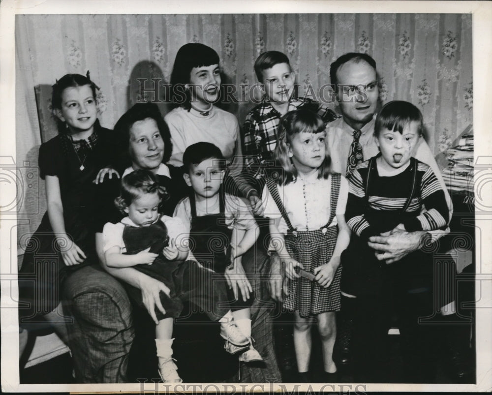 1949 Press Photo Mr. and Mrs. Noel Perry pose with their children- Historic Images