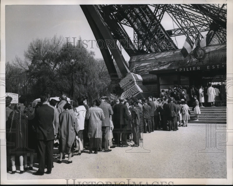 Load image into Gallery viewer, 1960 Press Photo The tourist at the famous Eiffel Tower
