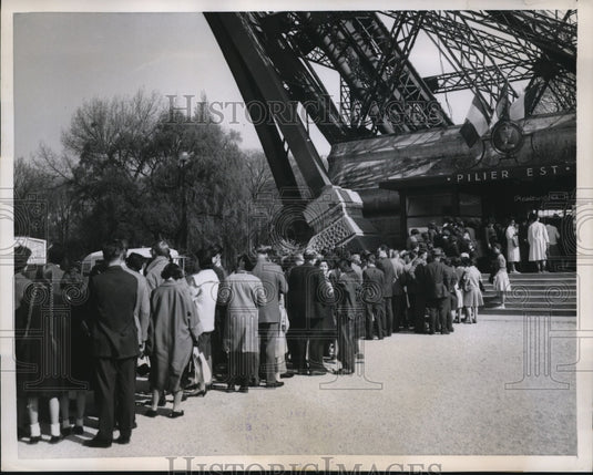 1960 Press Photo The tourist at the famous Eiffel Tower