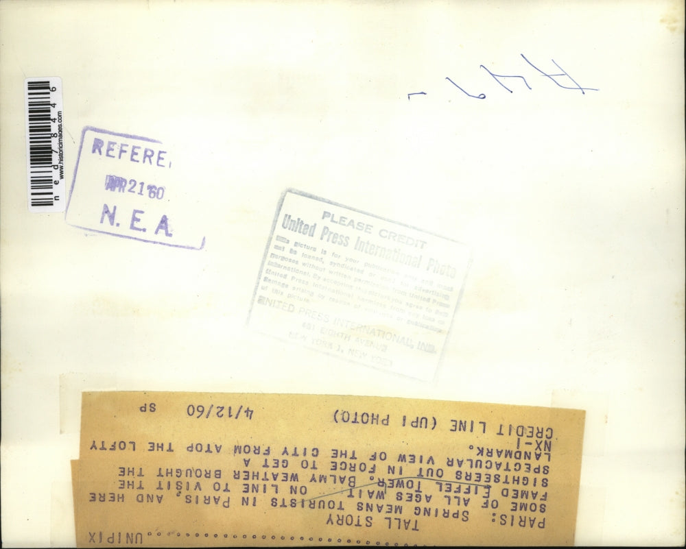 1960 Press Photo The tourist at the famous Eiffel Tower