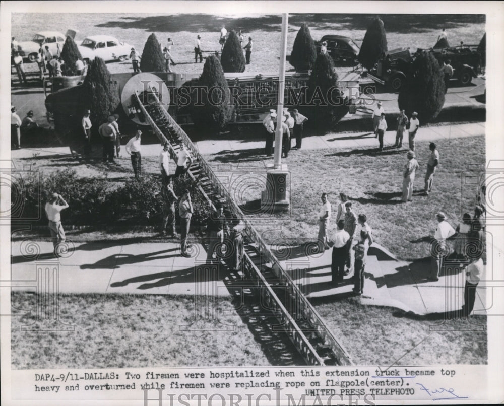 1954 Press Photo Two firemen were hospitalized after an accident in Dallas
