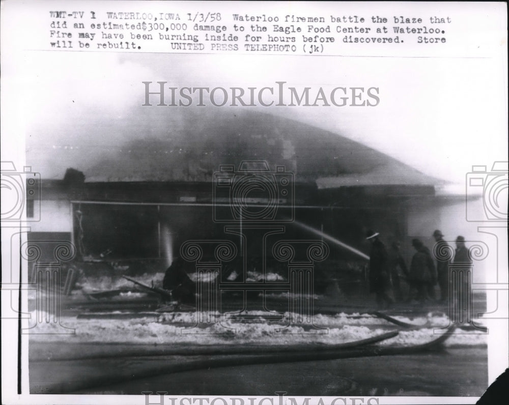 1958 Press Photo Waterloo firemen battling the blaze at Eagle Food Center