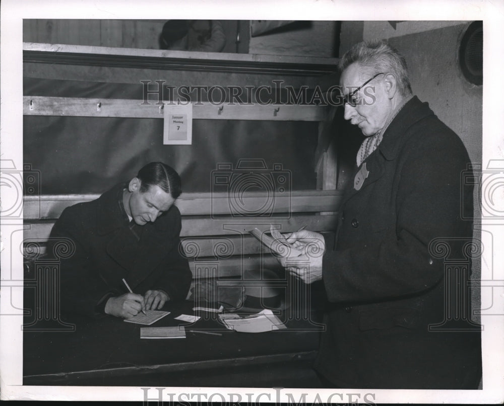1946 Press Photo Traveler checks in the Hotel Kabinen in Frankfurt, Germany