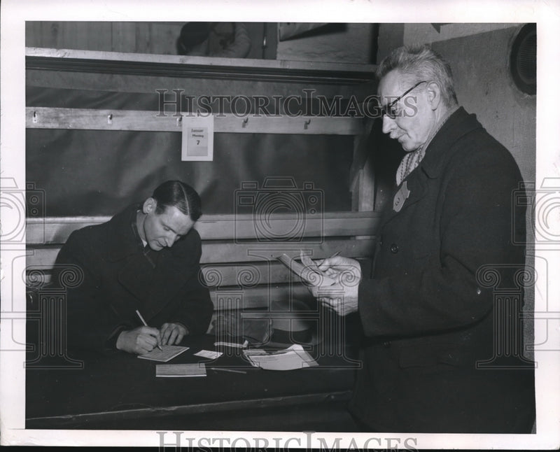 Load image into Gallery viewer, 1946 Press Photo Traveler checks in the Hotel Kabinen in Frankfurt, Germany
