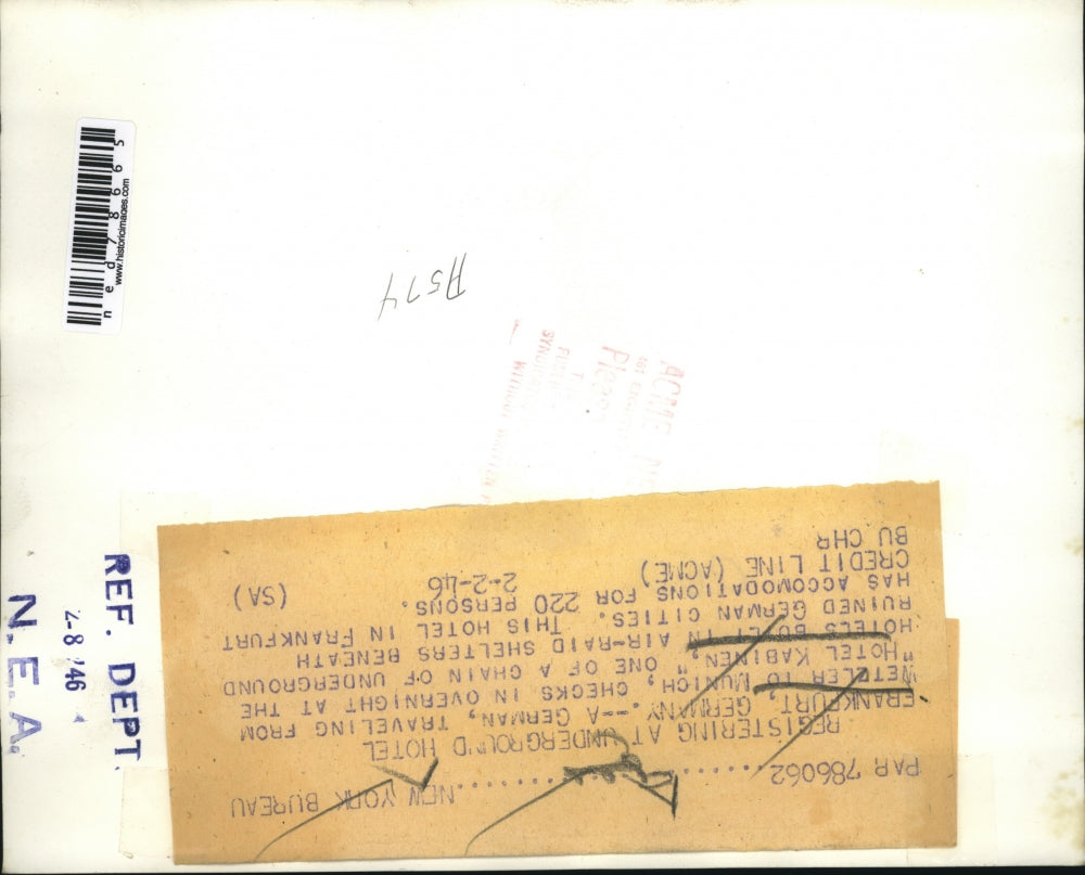 1946 Press Photo Traveler checks in the Hotel Kabinen in Frankfurt, Germany