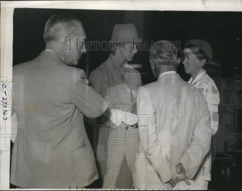 Load image into Gallery viewer, 1934 Press Photo Mrs. Anna Roosevelt Dall with two secret service men
