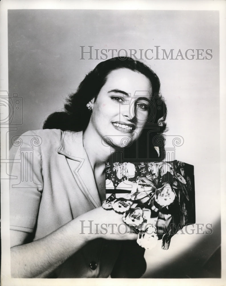 1948 Press Photo Combined Ribbon and Seals to give a package a distinctive look