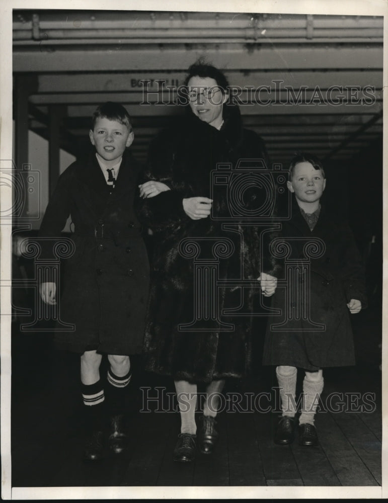 1940 Press Photo Kath Forrester with children John and George- Historic Images