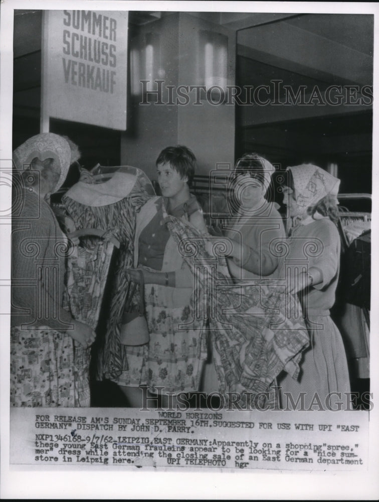 Load image into Gallery viewer, 1962 Press Photo East German frauleins on shopping spree in Leipzig
