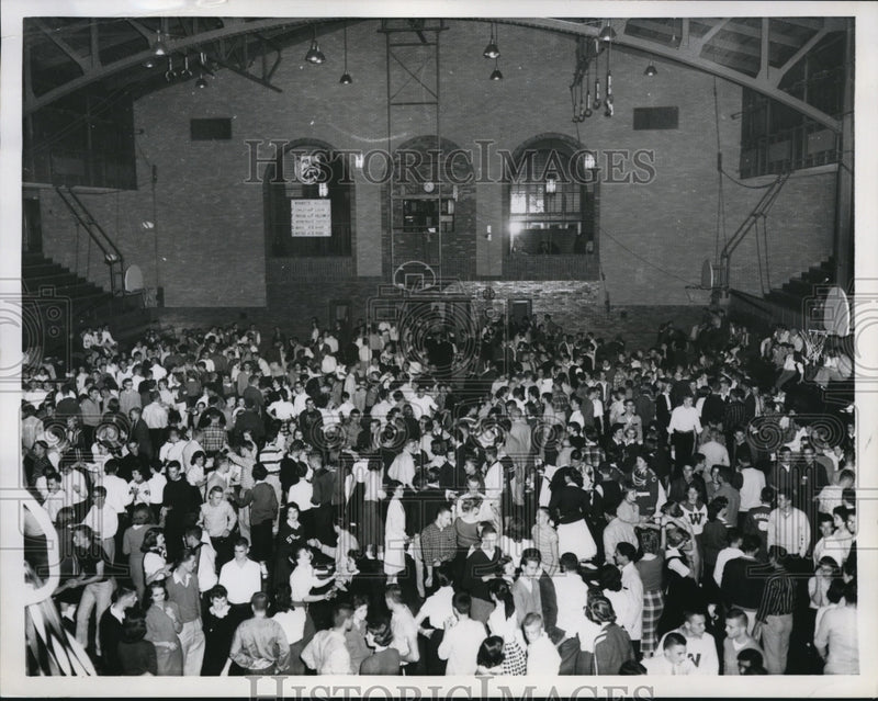 Load image into Gallery viewer, 1958 Press Photo Kansas City Missouri, high school dance
