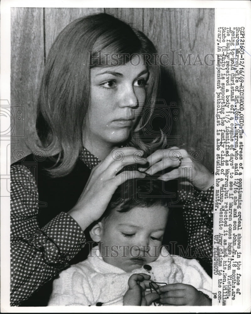 Load image into Gallery viewer, 1969 Press Photo Vietnam War Soldier's Wife Sharon Warren &amp; Infant Son John Jr.

