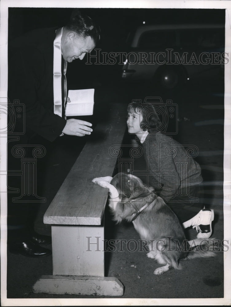 Load image into Gallery viewer, 1957 Press Photo Rev. E. Carl Lyon with Mary Beth Schulteis and her pet
