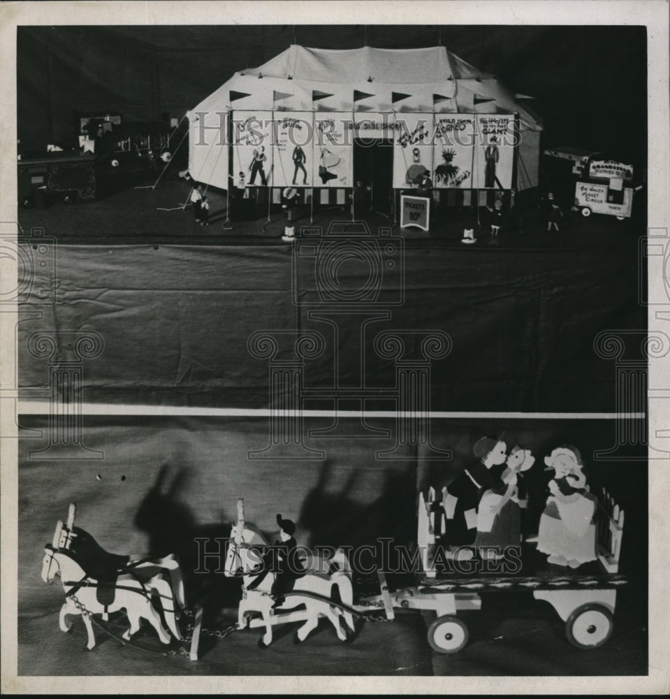 1947 Press Photo John Vonel's Models - ned79577