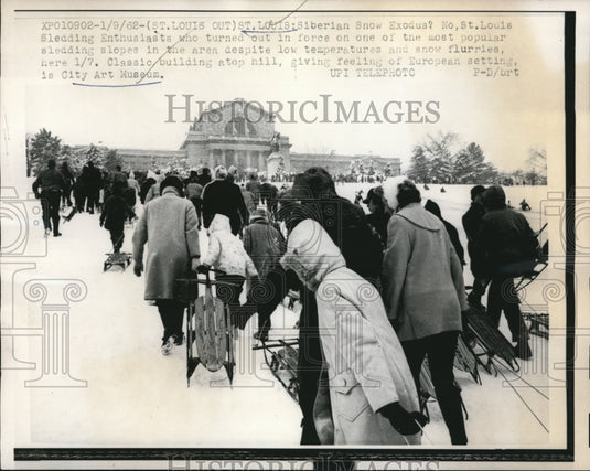 1962 Press Photo St Louis Sledding Enthusiast piling up to enjoy the area