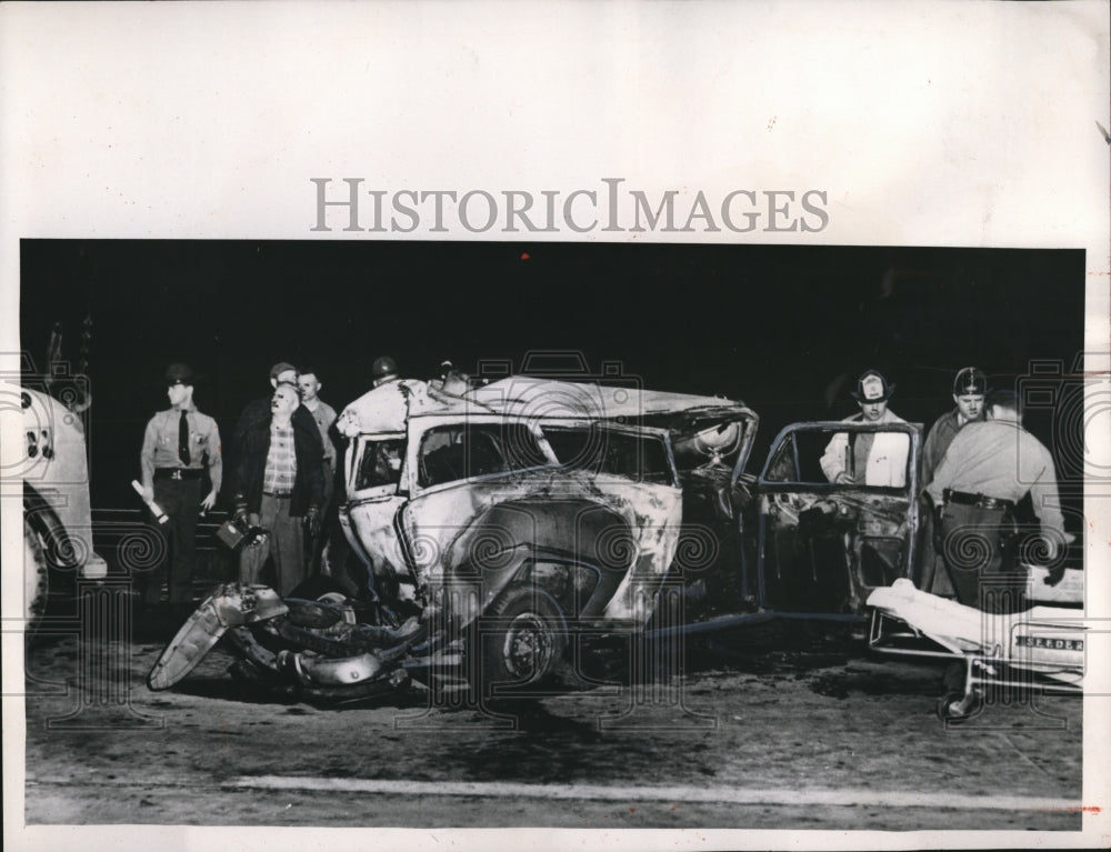 1957 Press Photo The station wagon and bus rammed in Ohio where four people died